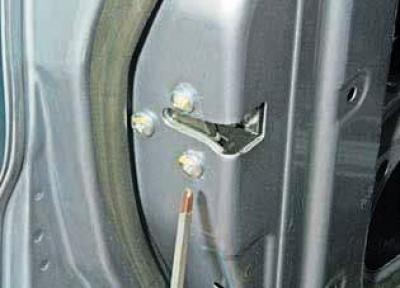 Как снять замок ланос Removing the lock, cylinder mechanism of the lock, outer and inner handles of th