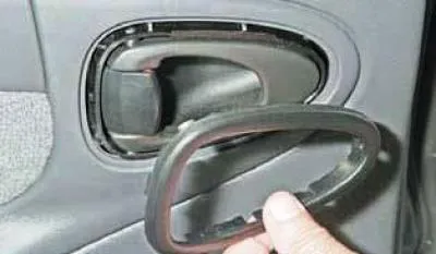 Eltávolítjuk a keretet, leküzdve a bilincsek ellenállását.