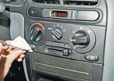 Как снять блок климата ланос Removing the heating, ventilation and air conditioning control unit (Chevrolet L