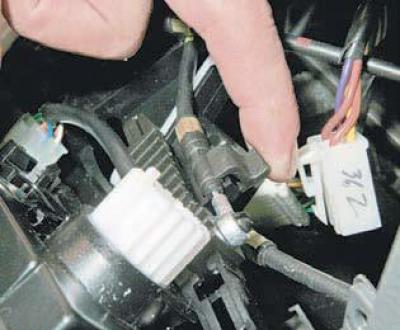 Заслонка печки ланос где находится Removing the heating, ventilation and air conditioning control unit (Chevrolet L