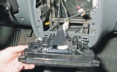 Как снять блок управления печки ланос Removing the heating, ventilation and air conditioning control unit (Chevrolet L