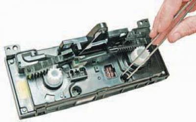 Как снять блок управления печки ланос Removing the heating, ventilation and air conditioning control unit (Chevrolet L