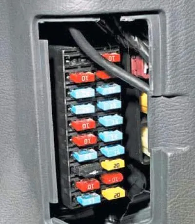 С помощью пинцета из монтажного блока в моторном отсеке можно заменить перегоревший предохранитель…
