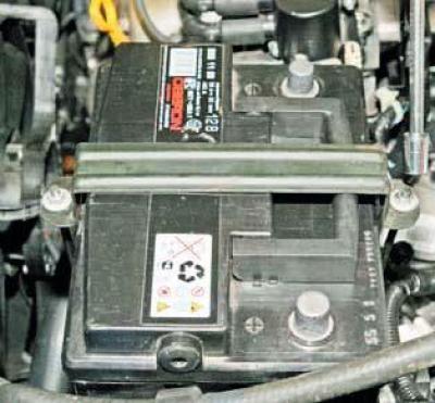 Как снять аккумулятор с шевроле Scoaterea bateriei (Chevrolet Lanos T150 2002-2009: Echipament electric: Electri