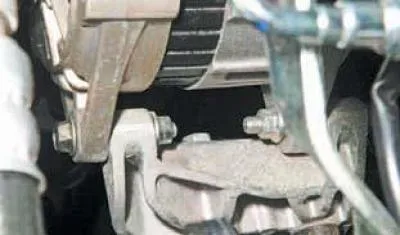 Egy 12 mm-es csavarkulccsal csavarja ki a generátor alsó rögzítőcsavarjain lévő anyákat, és egy…