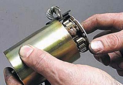 Вымаемы з корпуса статара якар з шчоткатрымальнікам.