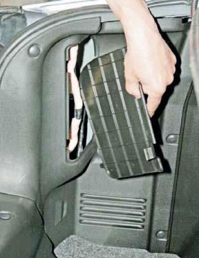 &hellip;и снимаем крышку обивки багажника.