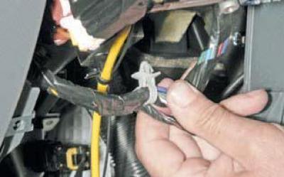 Как снять жгут пластиковый Removing the Paddles, Coiled Cable Drum and Switch Connector (Chevrolet Lanos T1