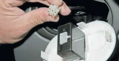A csatlakozózár megnyomásával leválasztjuk a vezeték csatlakozóját a kapcsolóról.