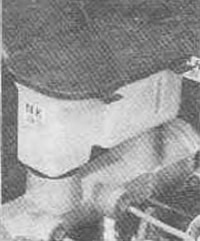 На снимке показан главный цилиндр тормозной системы с резервуаром. Он заполнен тормозной жидкостью…