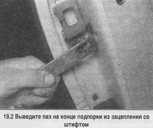 2. Tolja előre az egyes támasztékokat, hogy kioldja a támasz végén lévő nyílást a csapból (lásd a…