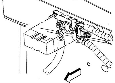 6. Снимите крышку главного предохранителя цепи питания.