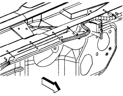 9. Снимите канал кабеля положительной клеммы аккумуляторной батареи со шпилек перегородки моторного…