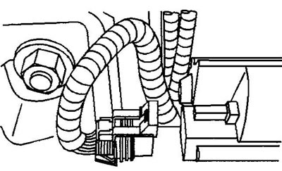 11. На моделях с отключаемым мостом отсоедините разъем проводки привода включения моста.