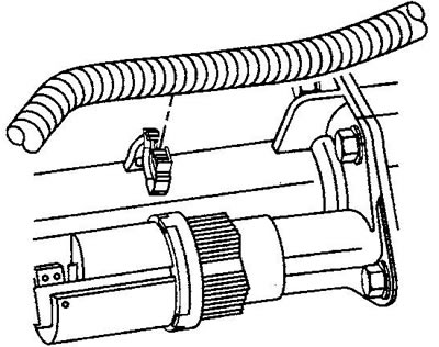 12. На моделях с отключаемым мостом освободите провода привода включения моста из клипс поддержки…