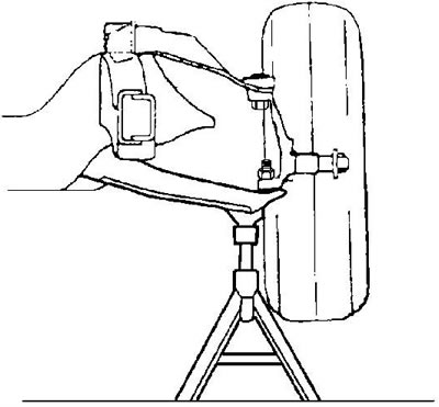 3. Подведите под нижний рычаг подвески стойку безопасности.