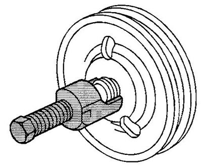 3. С помощью съемника демонтируйте шкив насоса.