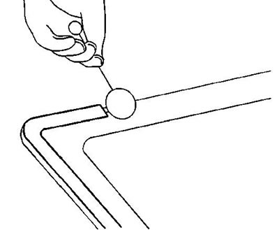 16. Новой кистью нанесите на внутренний край стекла грунтовку №1 полосой в 10-16 мм.