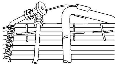 4. Отсоедините трубку испарителя от расширительного клапана. Момент затяжки 28 Н·м.