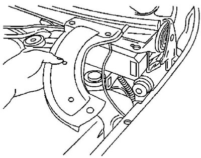 2. Снимите кронштейн над подкрылком.